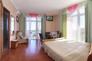 Гостевой дом Вилла Аннигора Алушта Комфорт плюс с балконом двухместный номер с 1 кроватью или 2 отдельными кроватями-1