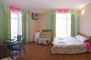 Гостевой дом Вилла Аннигора Алушта Комфорт плюс с балконом двухместный номер с 1 кроватью или 2 отдельными кроватями-5